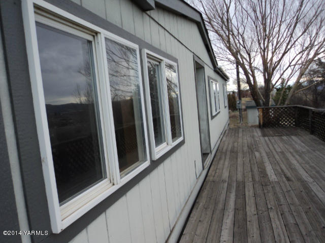 807 South Friedline Road Yakima, WA 98908 - Photo 4 of 17 a view of a balcony with wooden floor and fence
