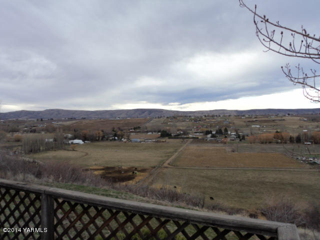 807 South Friedline Road Yakima, WA 98908 - Photo 6 of 17 a view of an outdoor space