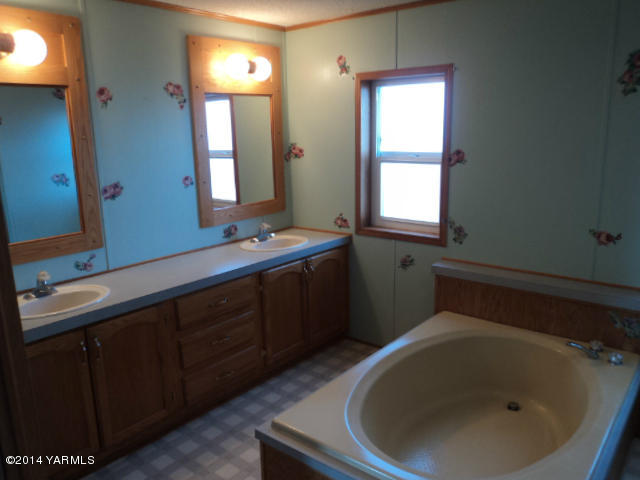 807 South Friedline Road Yakima, WA 98908 - Photo 8 of 17 a bathroom with a bathtub sink and mirror