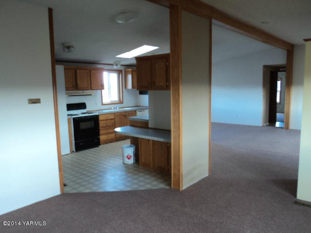807 South Friedline Road Yakima, WA 98908 - Photo 9 of 17 a view of a kitchen and dining room