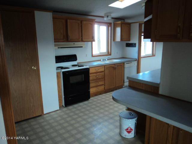807 South Friedline Road Yakima, WA 98908 - Photo 10 of 17 a kitchen with a sink cabinets and a window