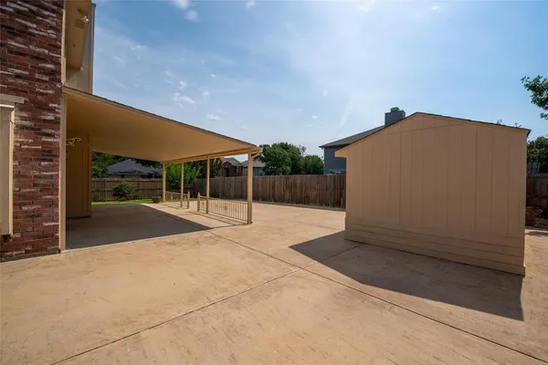 a view of a house with backyard and porch