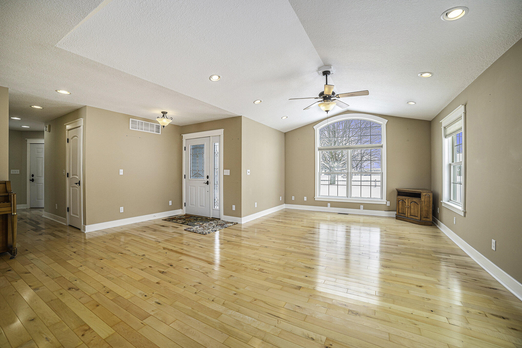 5630 East Olive Road Breckenridge, MI 48615 - Photo 3 of 46 Livingroom