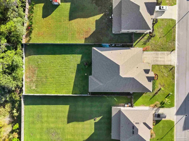 a view of an house with backyard