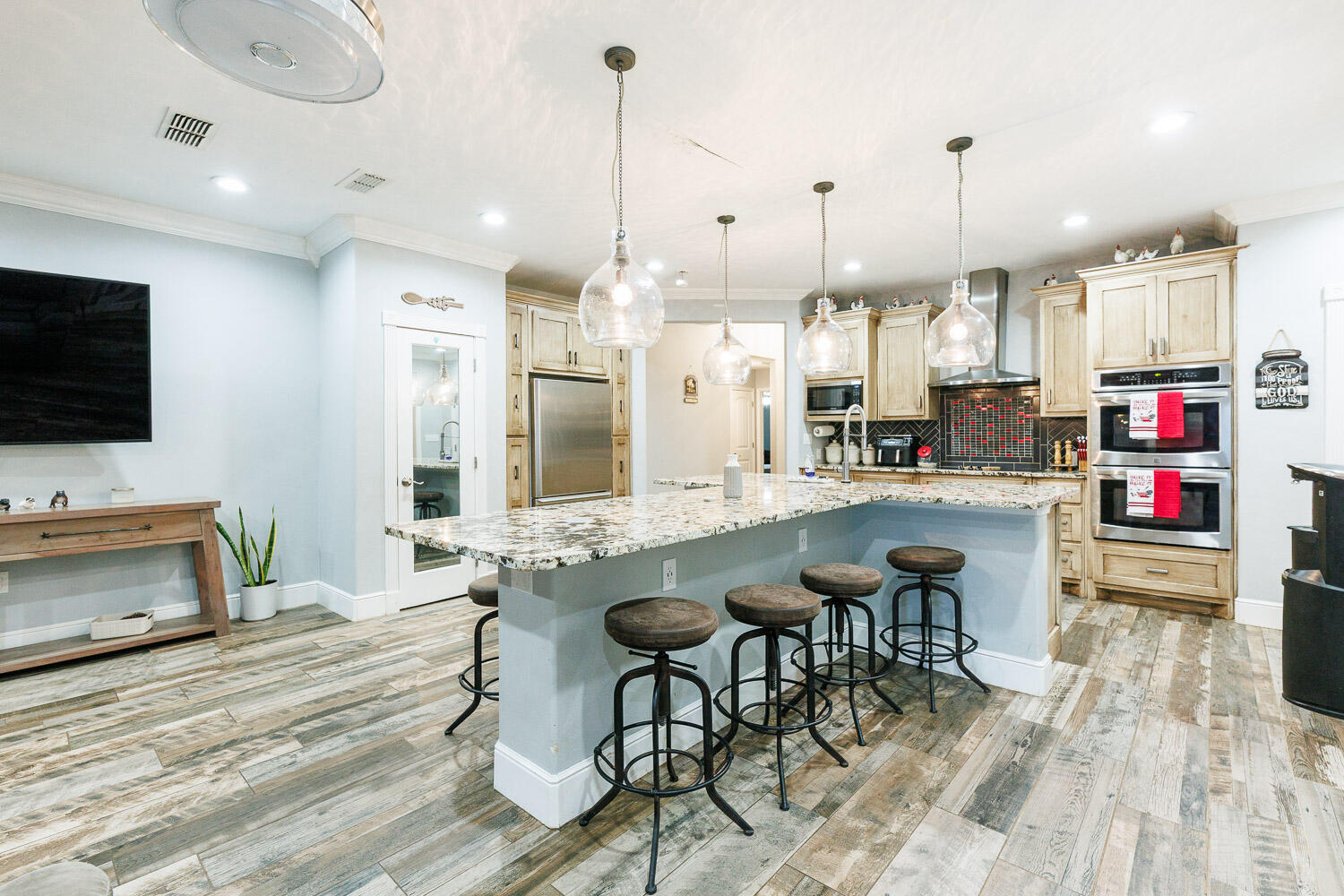 6523 East C R 6200 Lubbock, TX 79403 - Photo 11 of 86 a living room with furniture and a flat screen tv