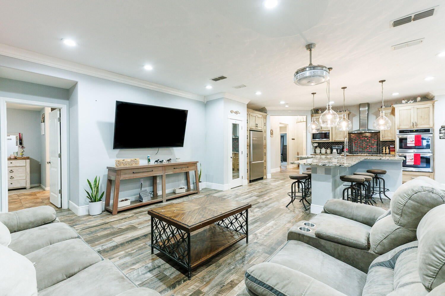 6523 East C R 6200 Lubbock, TX 79403 - Photo 20 of 86 a living room with furniture and a flat screen tv
