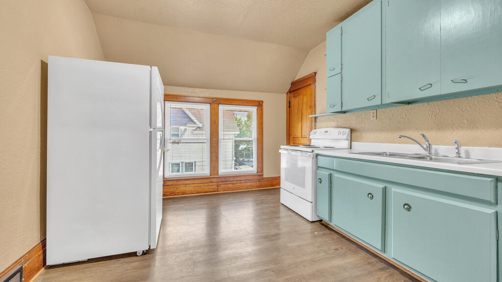902 South 20th Street, Unit 902A Manitowoc, WI 54220 - Photo 6 of 29 Upper Kitchen