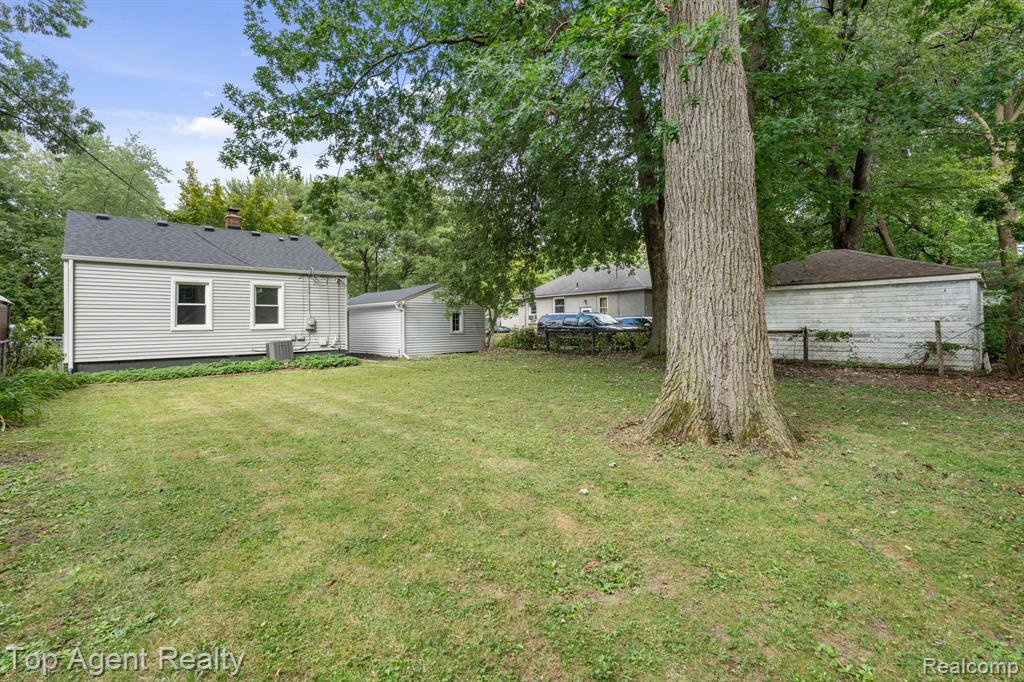 2169 Roslyn Road Grosse Pointe Woods, MI 48236 - Photo 33 of 43
