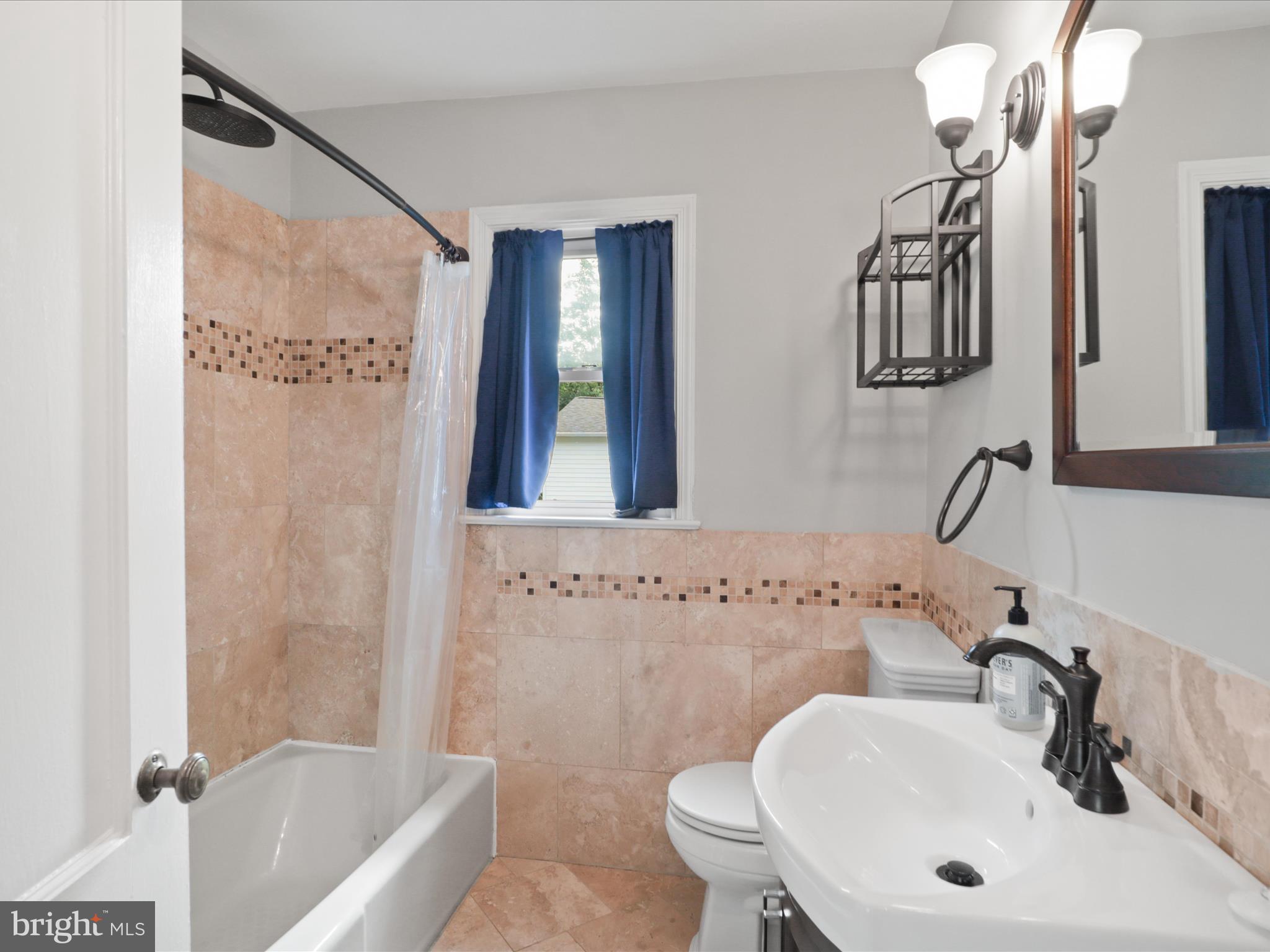 7533 Hollindale Court Alexandria, VA 22306 - Photo 24 of 78 a bathroom with a sink a toilet and a bathtub