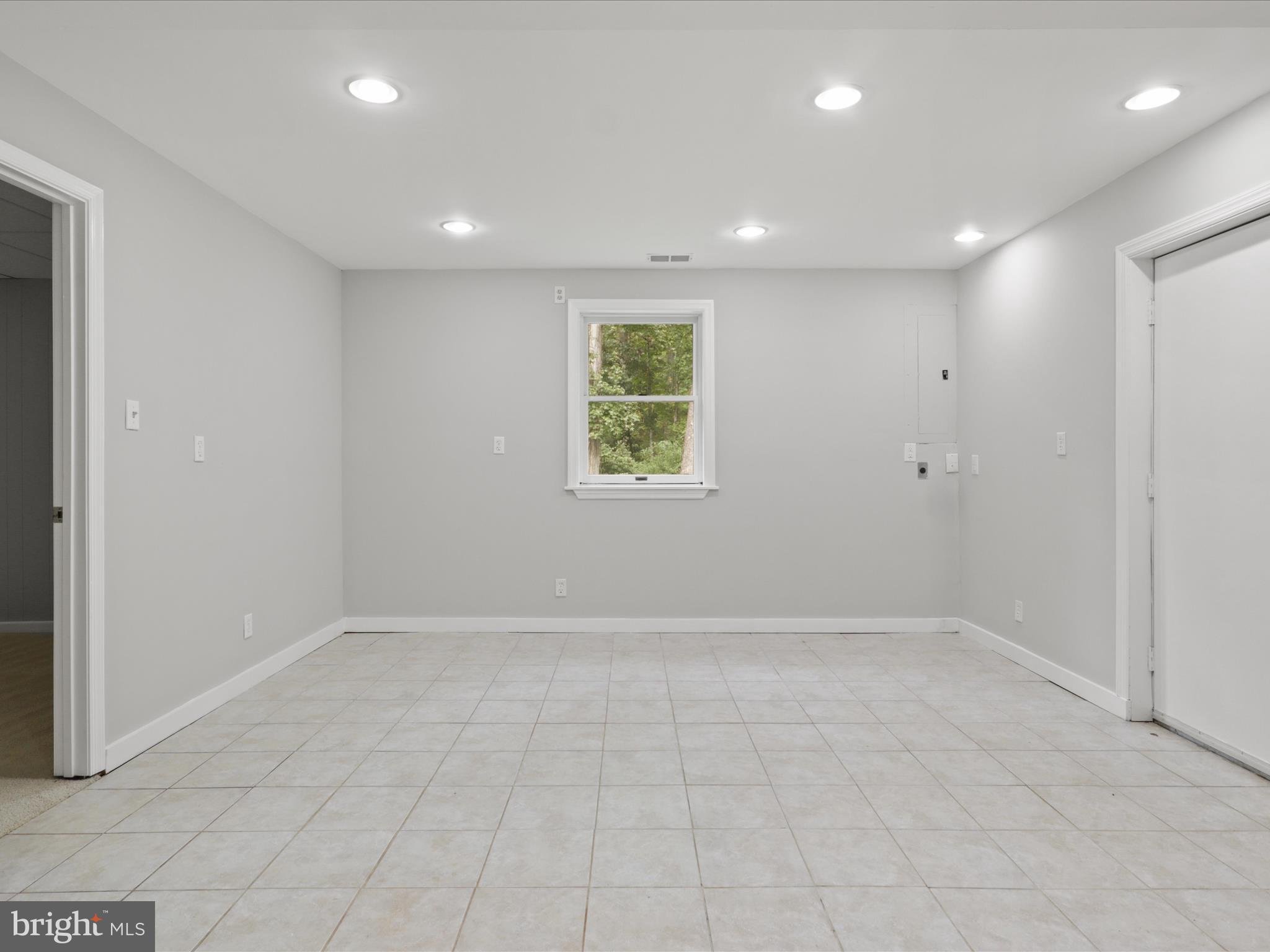 7533 Hollindale Court Alexandria, VA 22306 - Photo 53 of 78 an empty room with windows