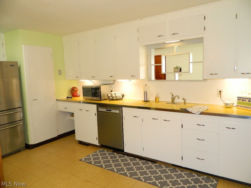 2149 Rockefeller Road Wickliffe, OH 44092 - Photo 9 of 28 Note the Pantry ...