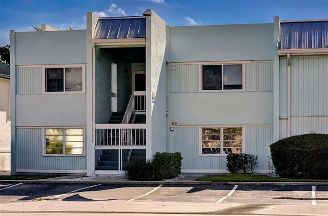 a view of front of a house with a yard