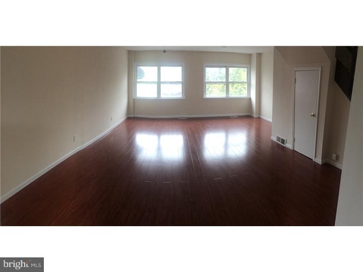 3212 Holly Road Philadelphia, PA 19154 - Photo 3 of 13 Living Room