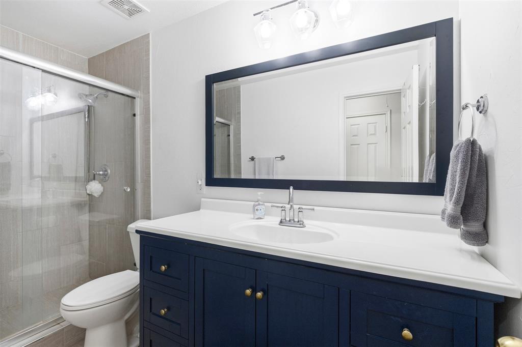 709 Paint Creek Road Murphy, TX 75094 - Photo 19 of 27 Upstairs Bath