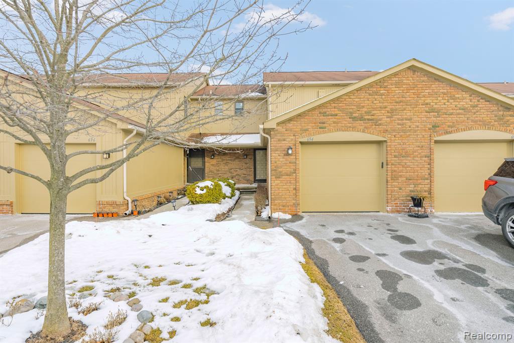 694 Tennyson Rochester Hills, MI 48307 - Photo 1 of 28