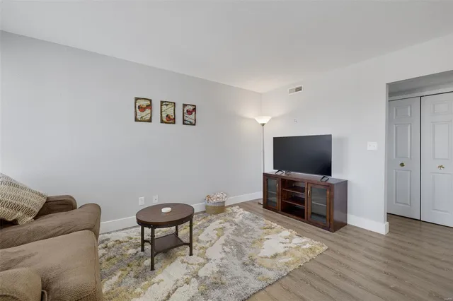 $2,400 | 1970 Greenpoint Drive, Unit 303, St. Louis, MO 63122