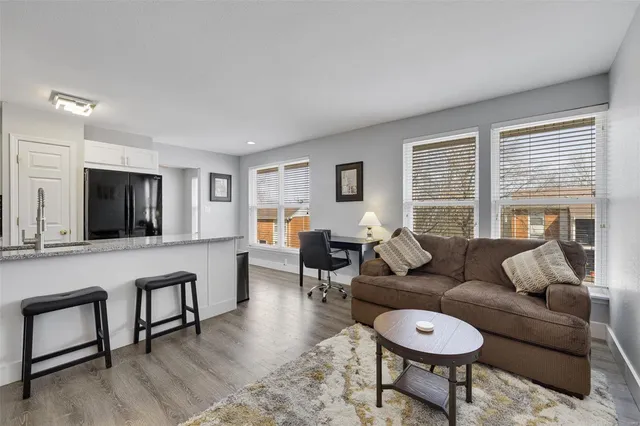 $2,400 | 1970 Greenpoint Drive, Unit 303, St. Louis, MO 63122