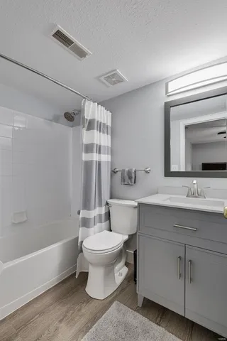 $2,400 | 1970 Greenpoint Drive, Unit 303, St. Louis, MO 63122