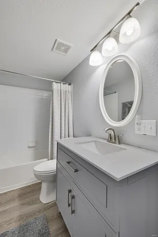 $2,400 | 1970 Greenpoint Drive, Unit 303, St. Louis, MO 63122