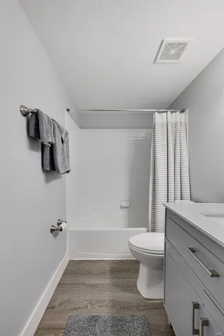 $2,400 | 1970 Greenpoint Drive, Unit 303, St. Louis, MO 63122