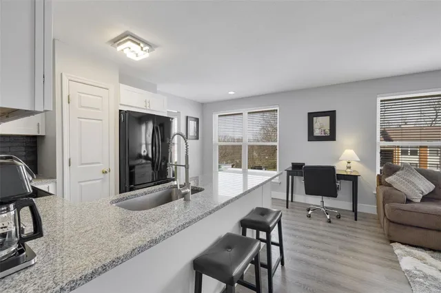 $2,400 | 1970 Greenpoint Drive, Unit 303, St. Louis, MO 63122