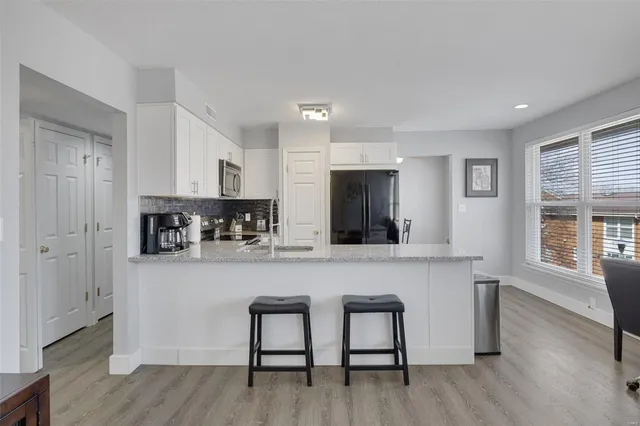 $2,400 | 1970 Greenpoint Drive, Unit 303, St. Louis, MO 63122