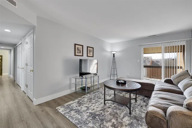 $2,400 | 1970 Greenpoint Drive, Unit 303, St. Louis, MO 63122