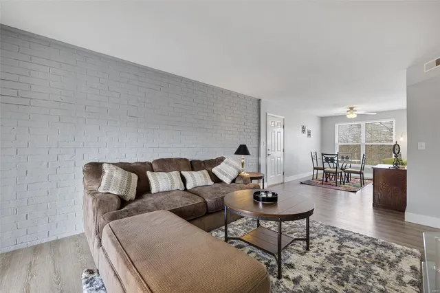 $2,400 | 1970 Greenpoint Drive, Unit 303, St. Louis, MO 63122