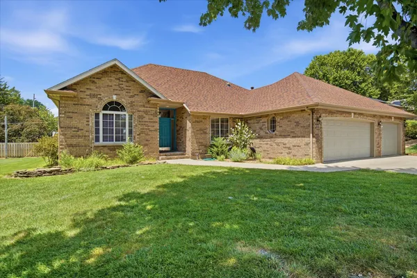 $389,900 | 909 East Maplewood Street, Springfield, MO 65807