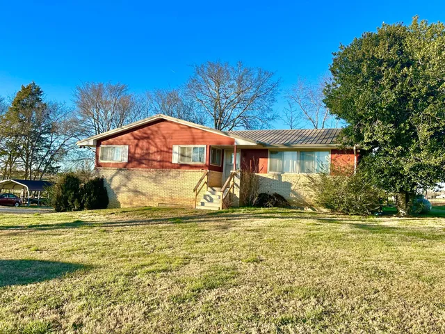a view of a house with a yard