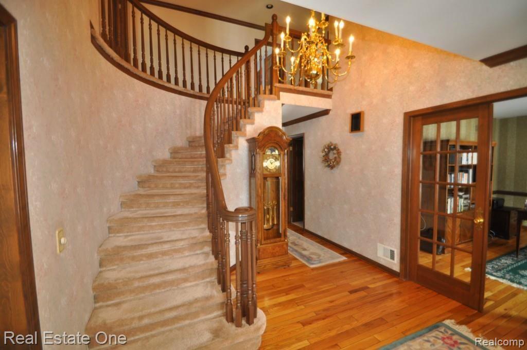 2595 Lambeth Park Rochester, MI 48306 - Photo 4 of 30 CIRCULAR STAIRCASE