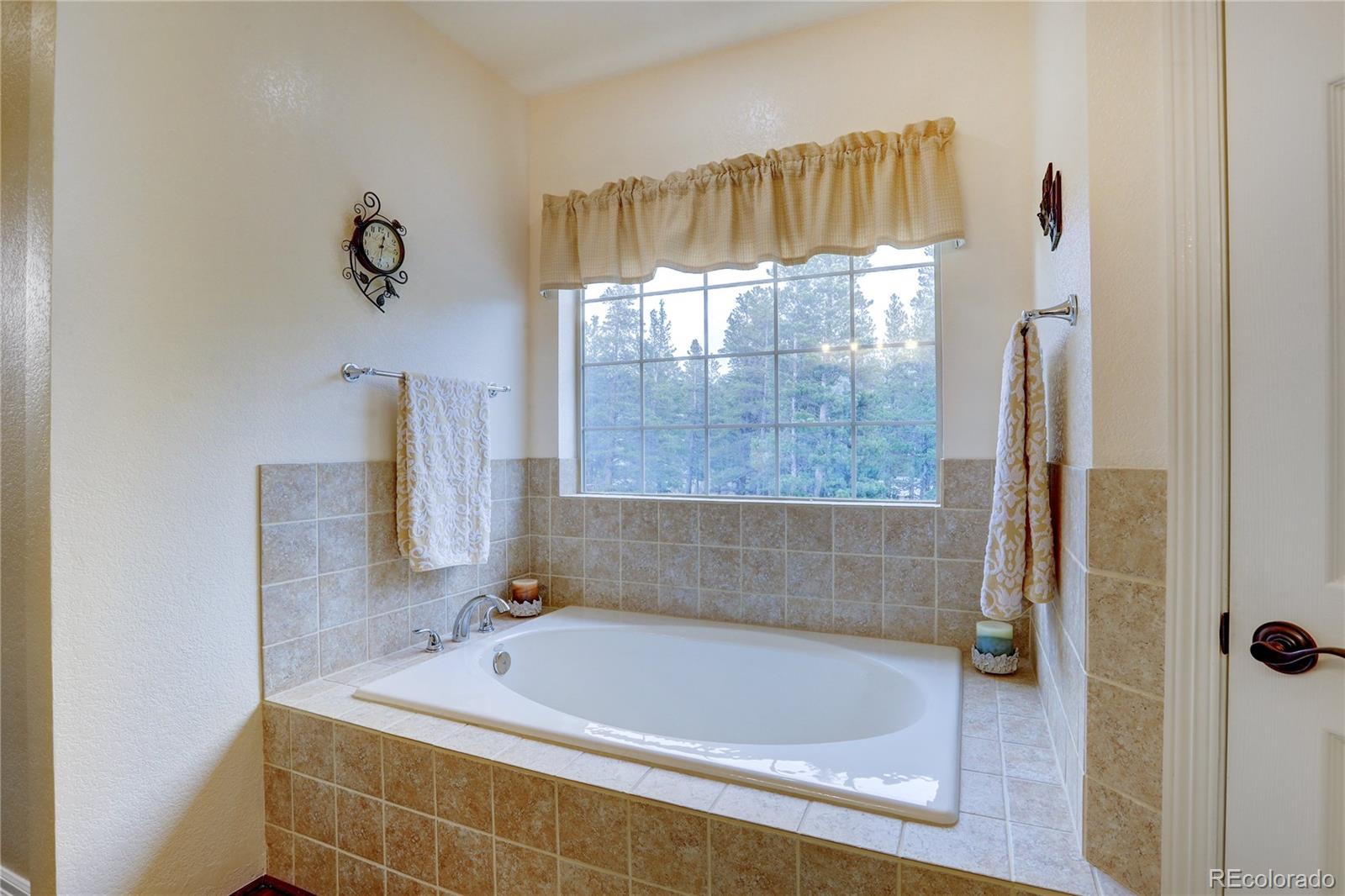 634 Foxtail Circle Black Hawk, CO 80422 - Photo 15 of 40 a bathroom with a tub and shower