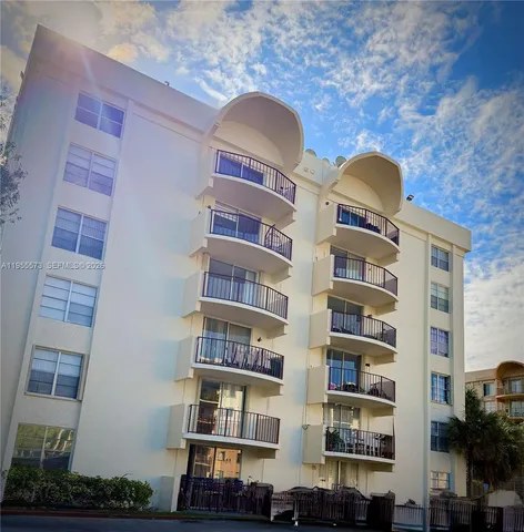 $2,000 | 9310 Fontainebleau Boulevard, Unit 203, Miami, FL 33172