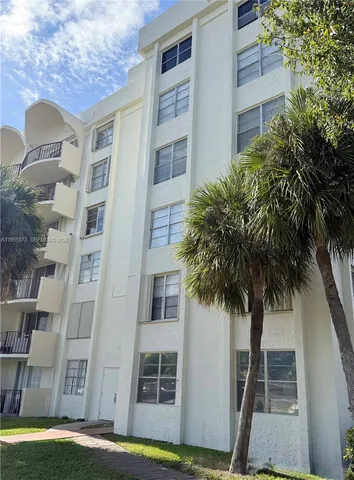 $2,000 | 9310 Fontainebleau Boulevard, Unit 203, Miami, FL 33172