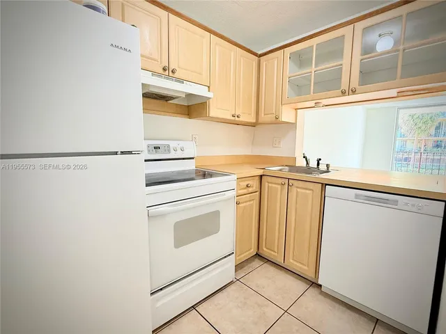 $2,000 | 9310 Fontainebleau Boulevard, Unit 203, Miami, FL 33172