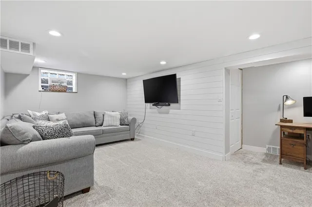 $2,900 | 633 Moreland Drive, Pittsburgh, PA 15243