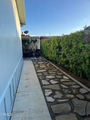 a view of a backyard