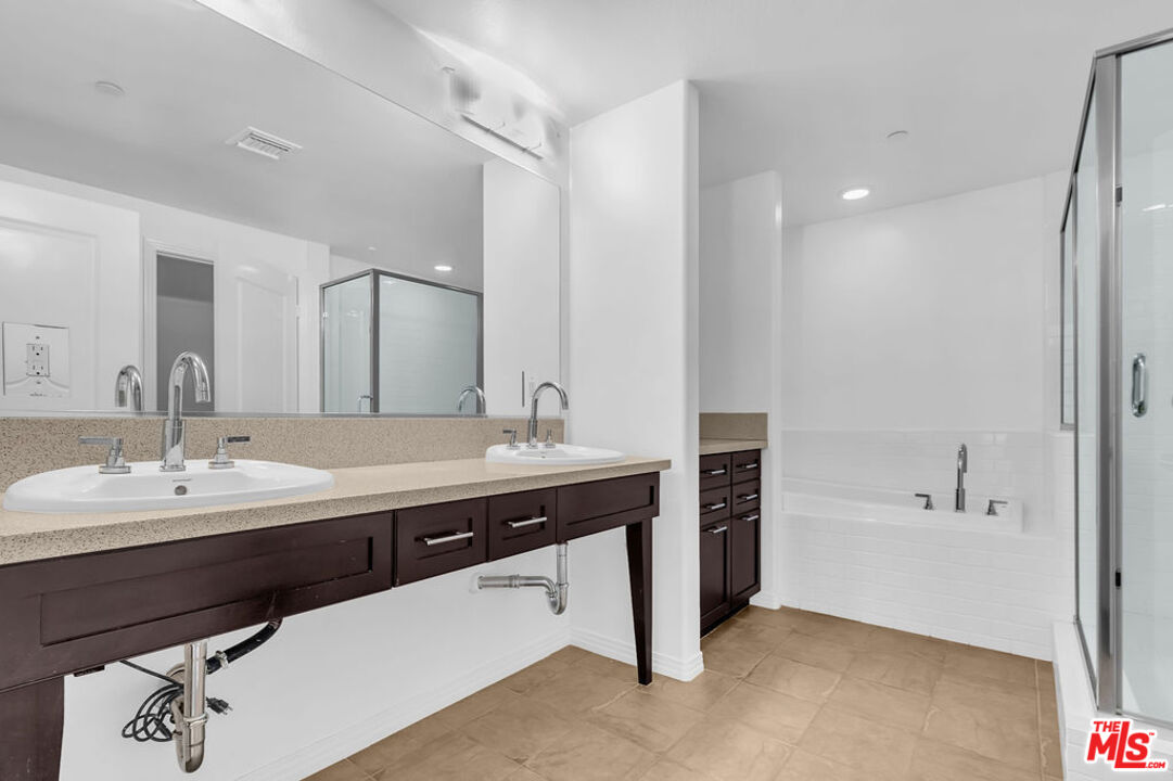 4050 Glencoe Avenue, Unit 405 Marina del Rey, CA 90292 - Photo 28 of 42 a spacious bathroom with a double vanity sink a mirror and a bathtub