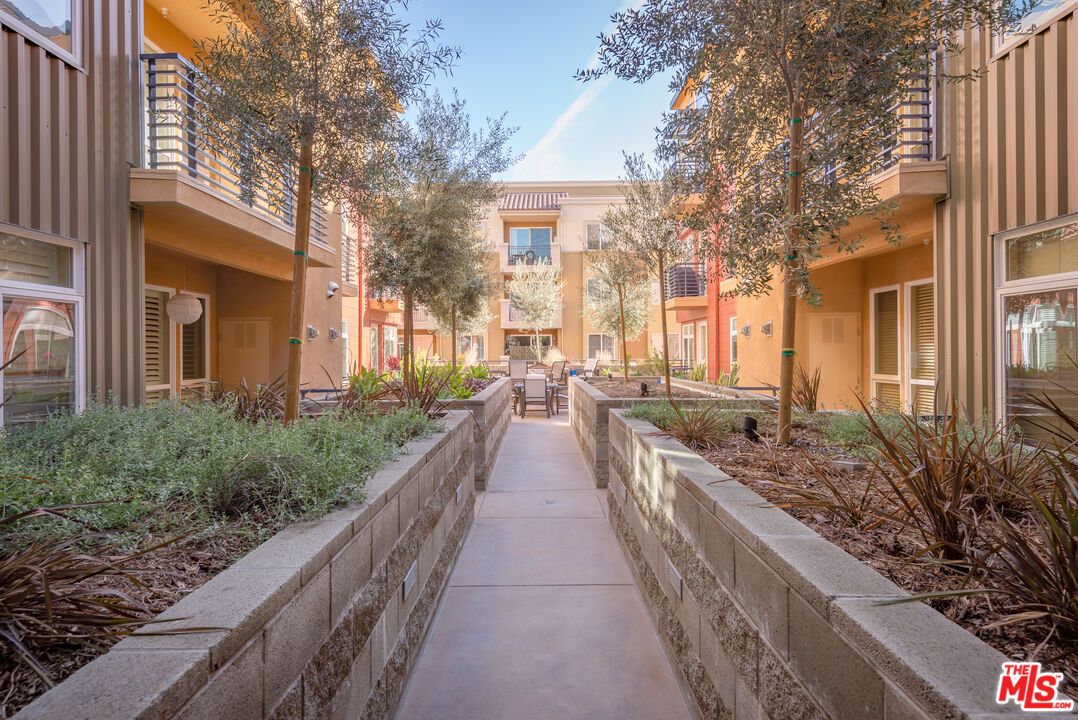 4050 Glencoe Avenue, Unit 405 Marina del Rey, CA 90292 - Photo 41 of 42 a view of a house with backyard