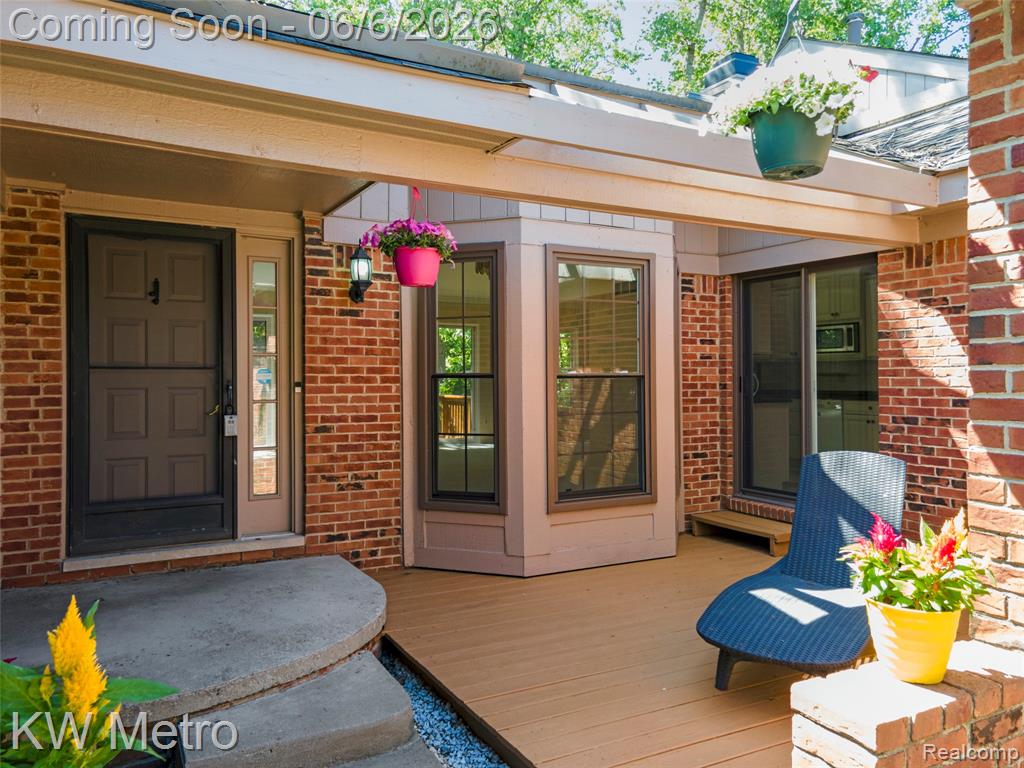 7348 Meadow Ridge Circle West Bloomfield, MI 48322 - Photo 4 of 59