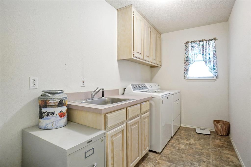 1116 Shadow Ridge Drive Azle, TX 76020 - Photo 21 of 27 a utility room with sink dryer and washer