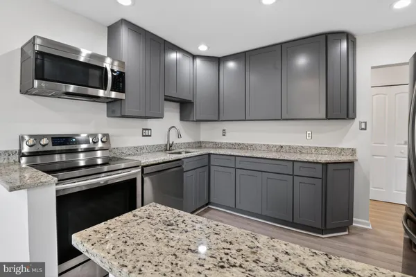 $339,900 | 9702 Kingsbridge Drive, Unit 302, Fairfax, VA 22031