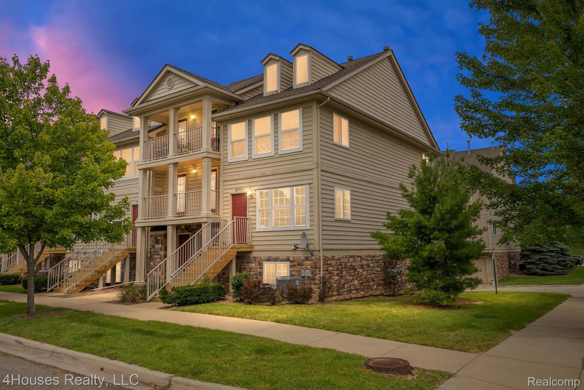 654 Lydia Lane, Unit 48 Pontiac, MI 48341 - Photo 1 of 38 End Unit - photo at twilight