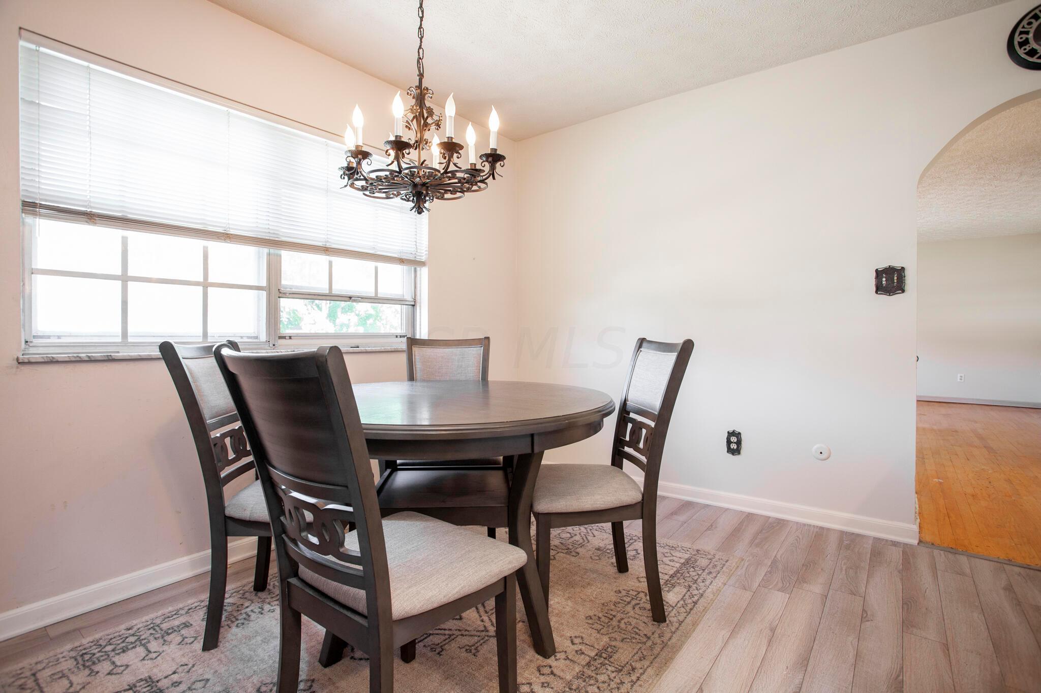 6388 Dalewood Road Columbus, OH 43229 - Photo 10 of 22 Kitchen Eating Space