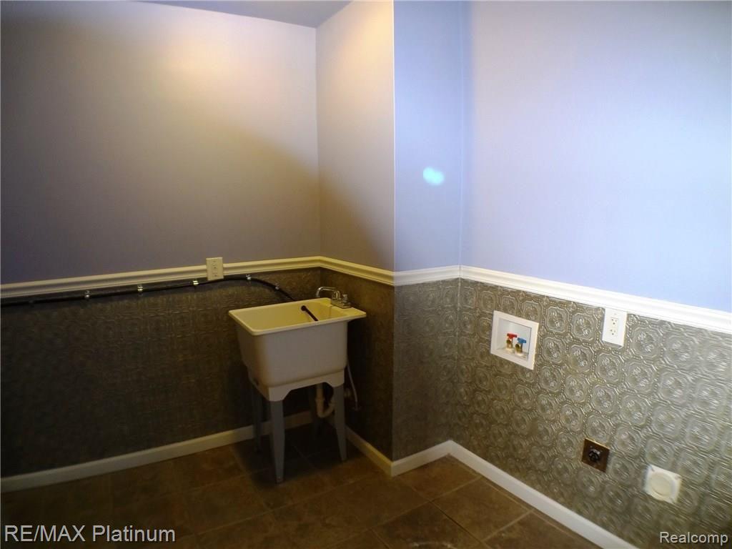 4452 Hinchey Road Howell, MI 48843 - Photo 16 of 32 Laundry Room