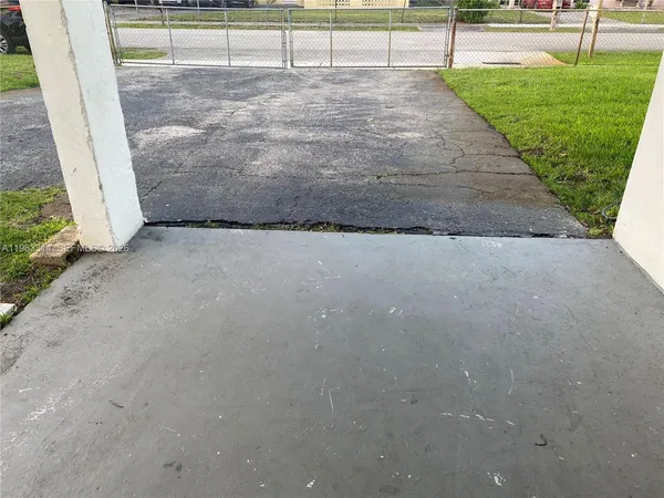 a view of a backyard
