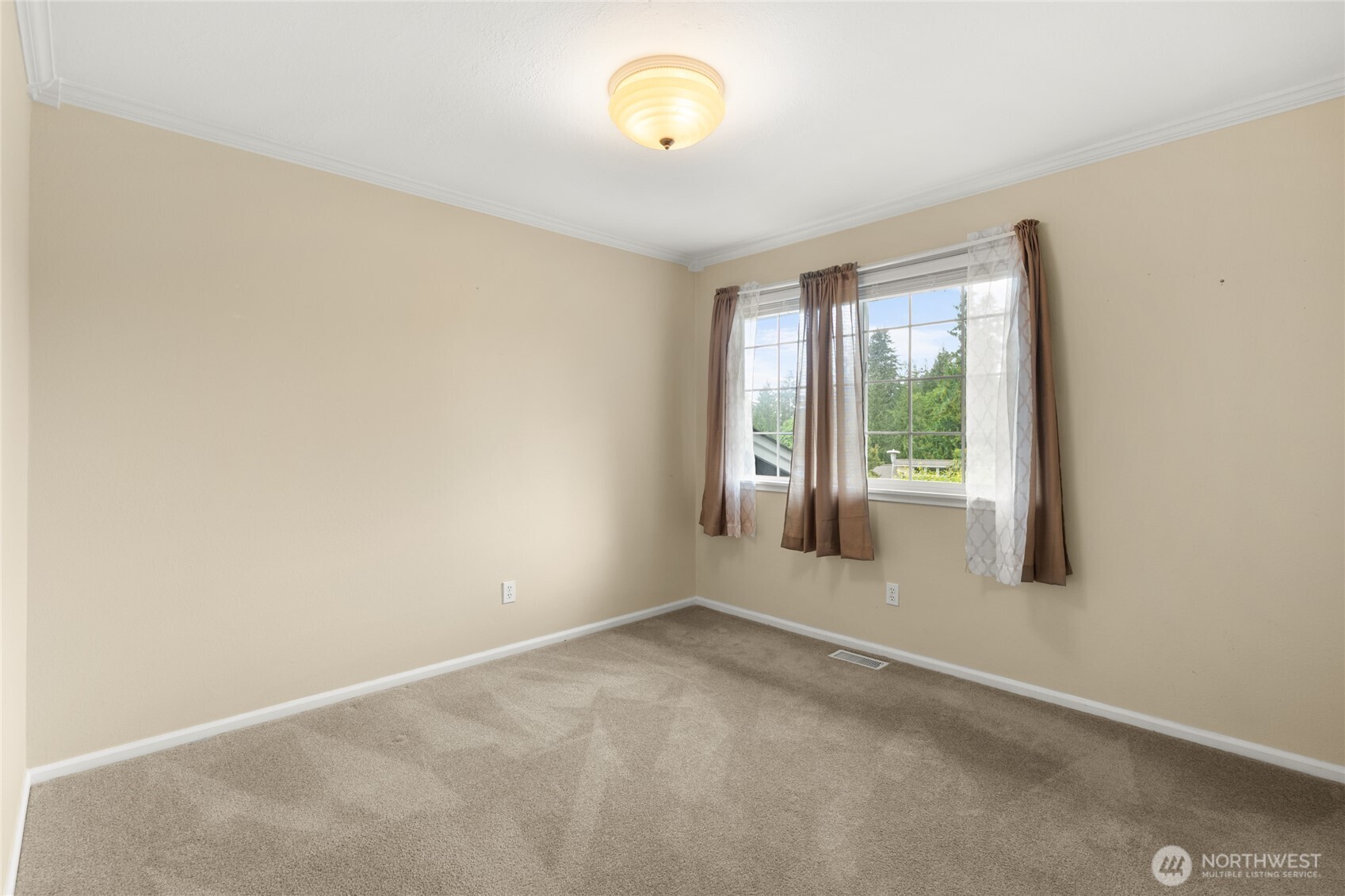 10 Jeffery Place Longview, WA 98632 - Photo 30 of 40 an empty room with a window
