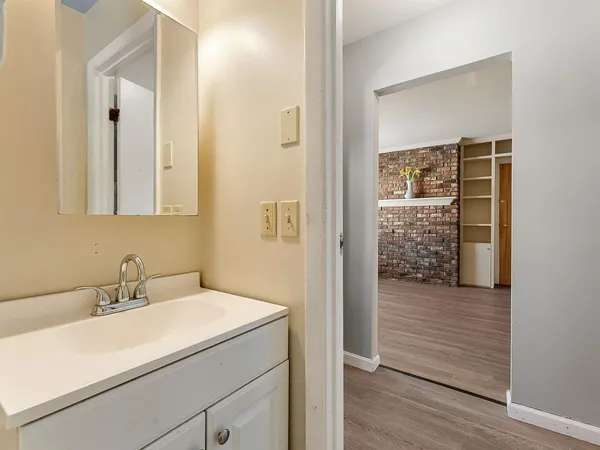 $695,000 | 16 Lakewood Parkway, Burlington, VT 05408