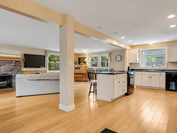 $695,000 | 16 Lakewood Parkway, Burlington, VT 05408