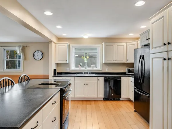 $695,000 | 16 Lakewood Parkway, Burlington, VT 05408